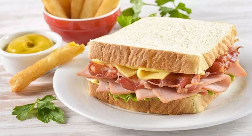 Sandwich de jamón y queso con bacon ahumado